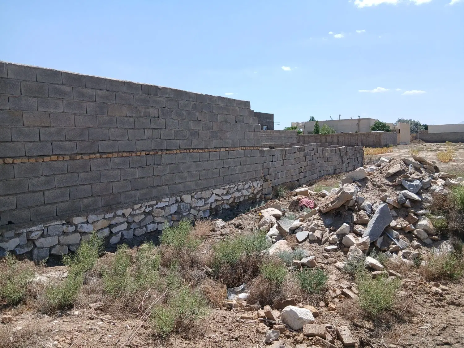 زمین چهاردیواری مسکونی