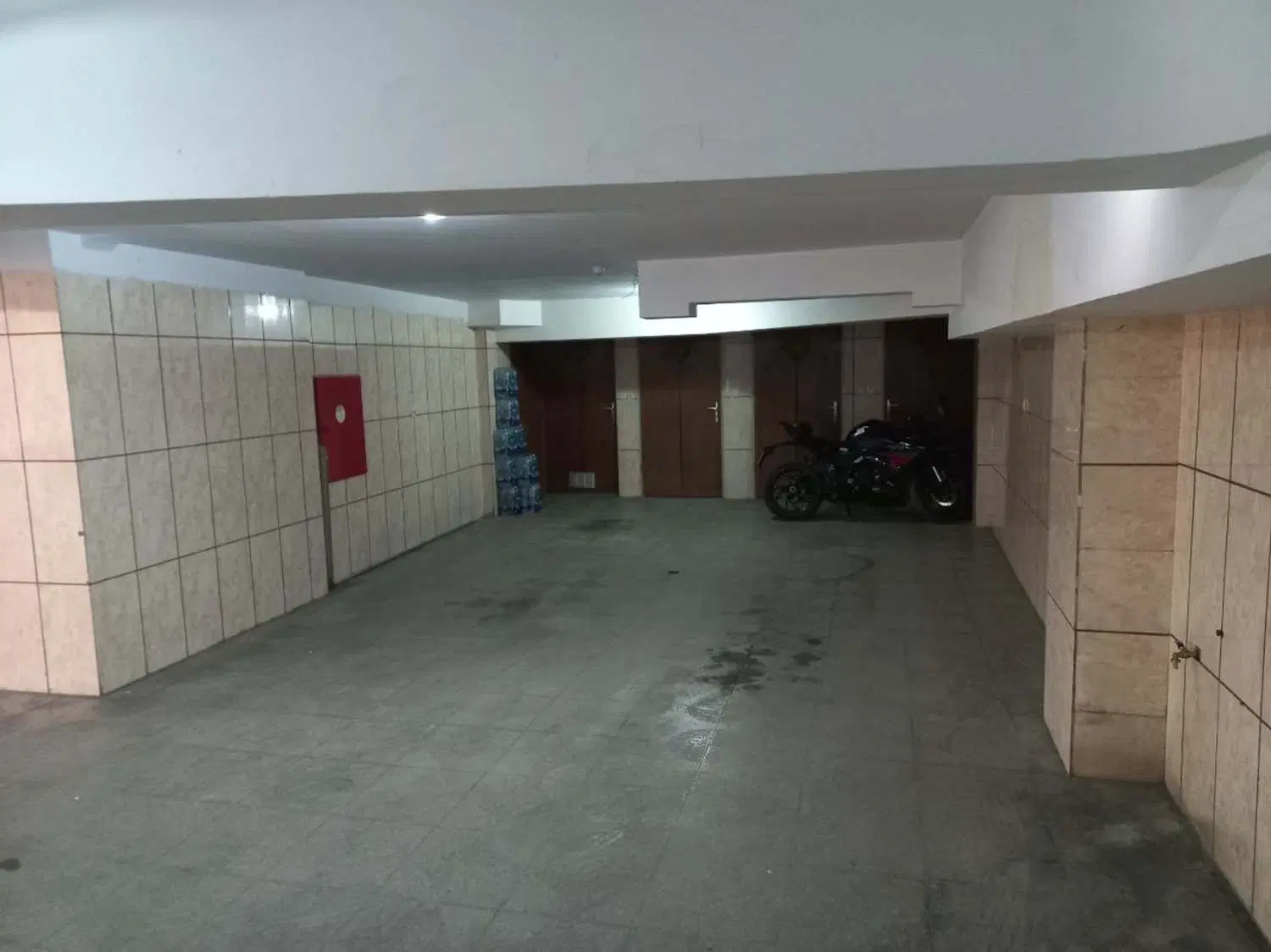 پارکینگ بی مزاحم با در اتوماتیک و دوربین مداربسته