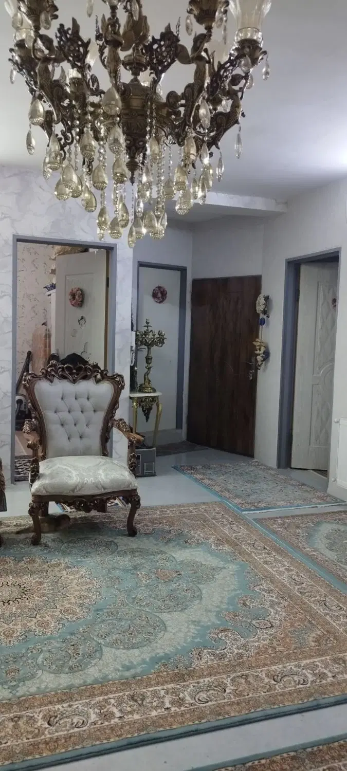 واحد بسیار فول و تکمیل دارای آسانسور و پارکینگ
