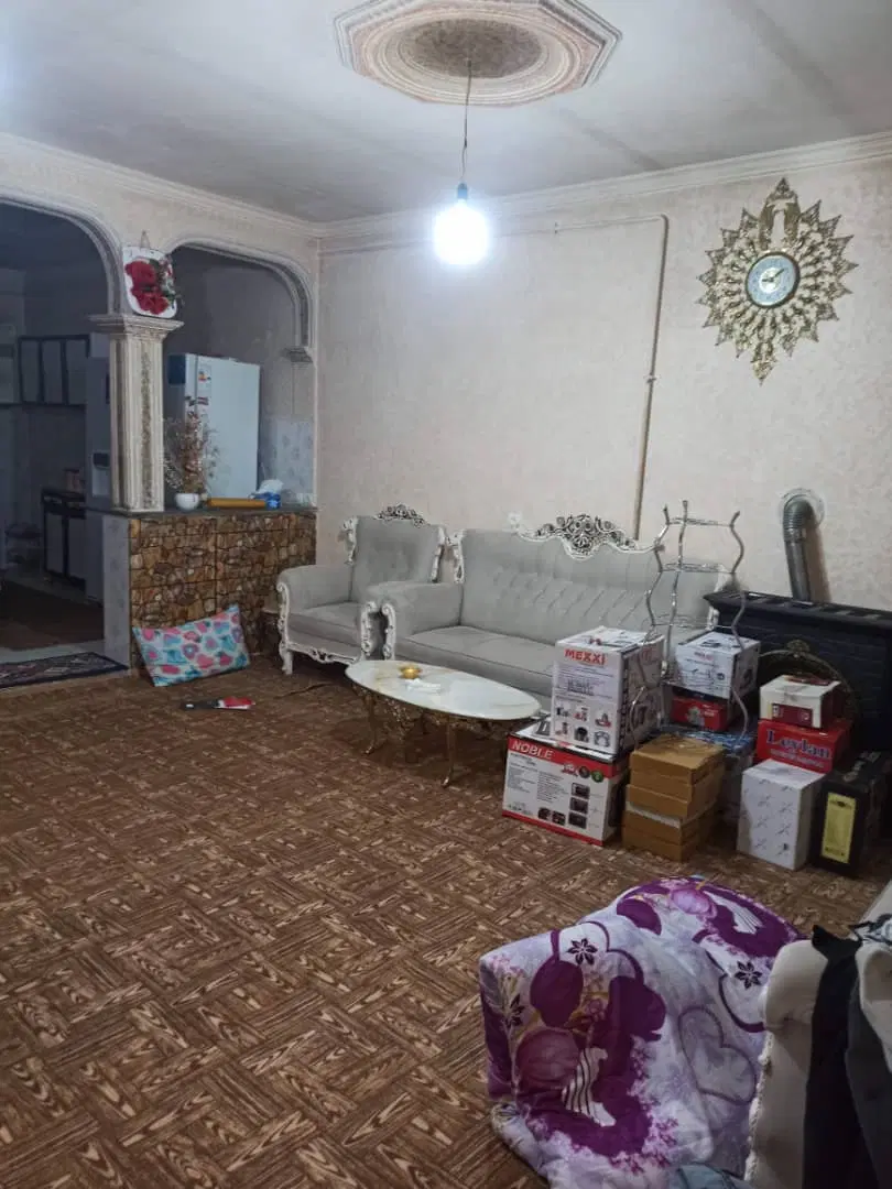 خانه در باغمعروف ۱۰۰ متری دو خوابه  ماشین رو