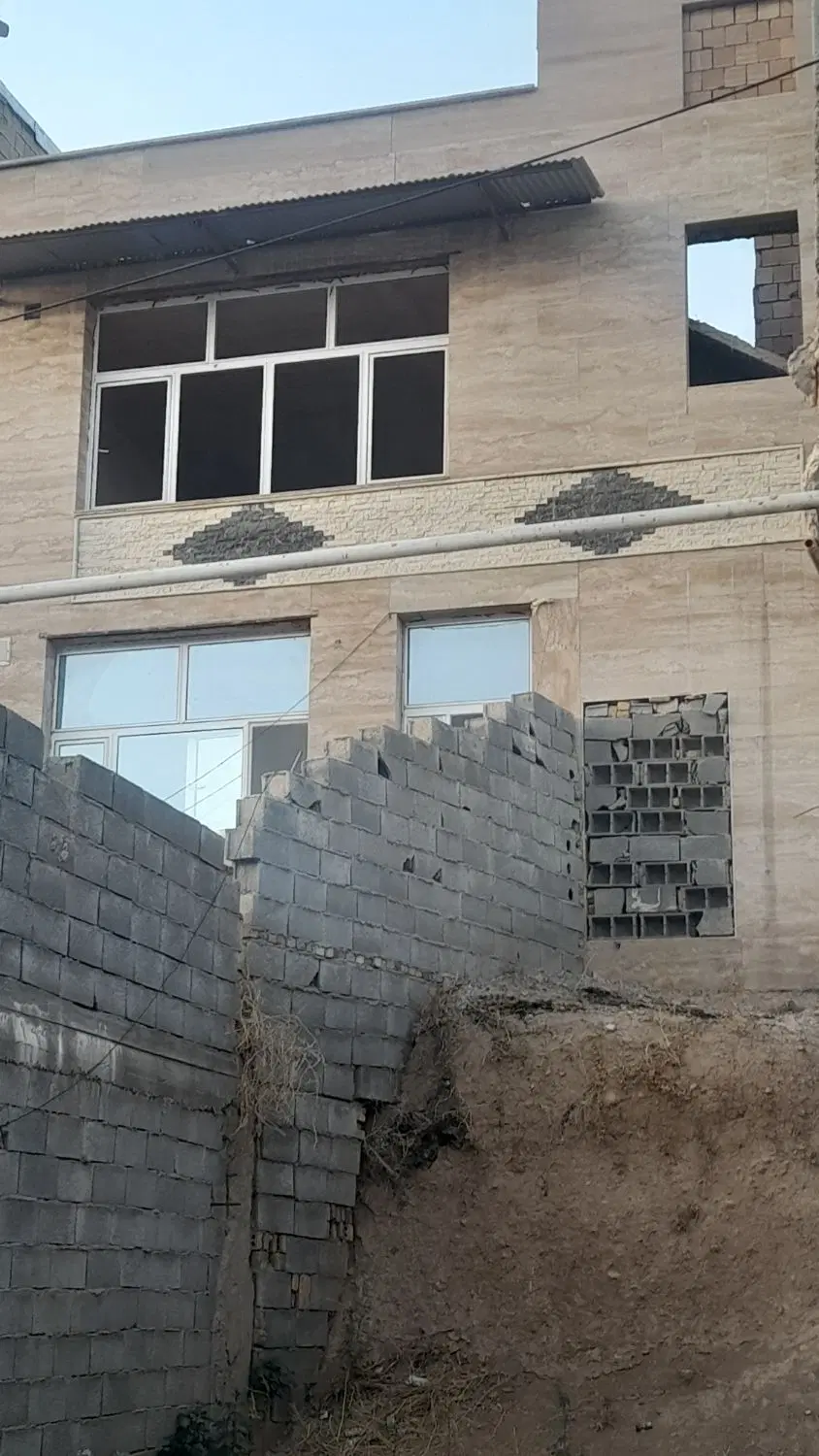 خانه نیمساز نیمه تکمیل ساخته