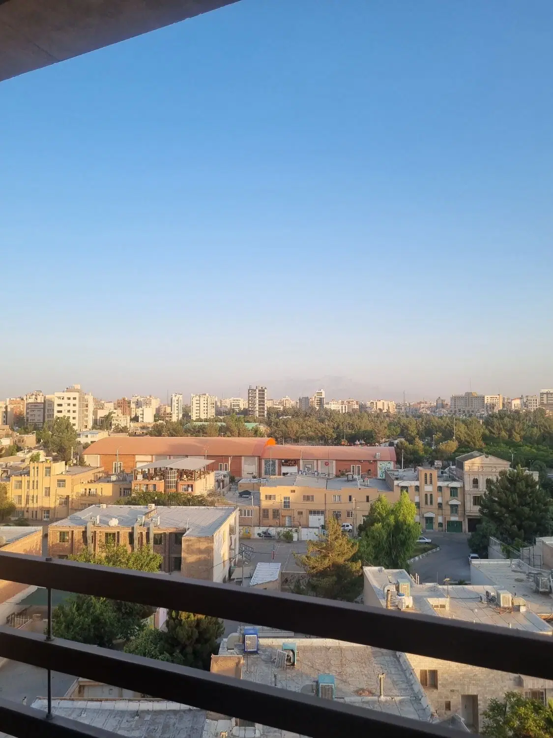 آپارتمان ۱۰۰ متری، هوشنگ مرادی