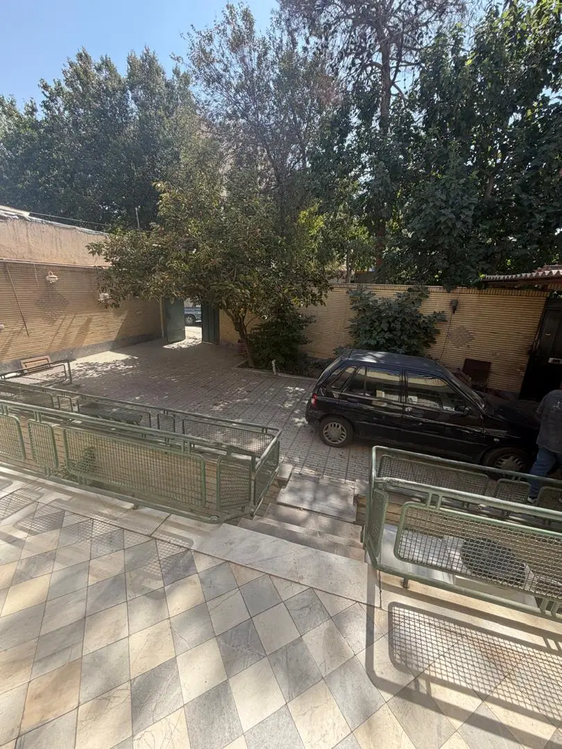 منزل ویلایی260_بر فروغی_2طبقه_قابل سکونت_درب حیاط