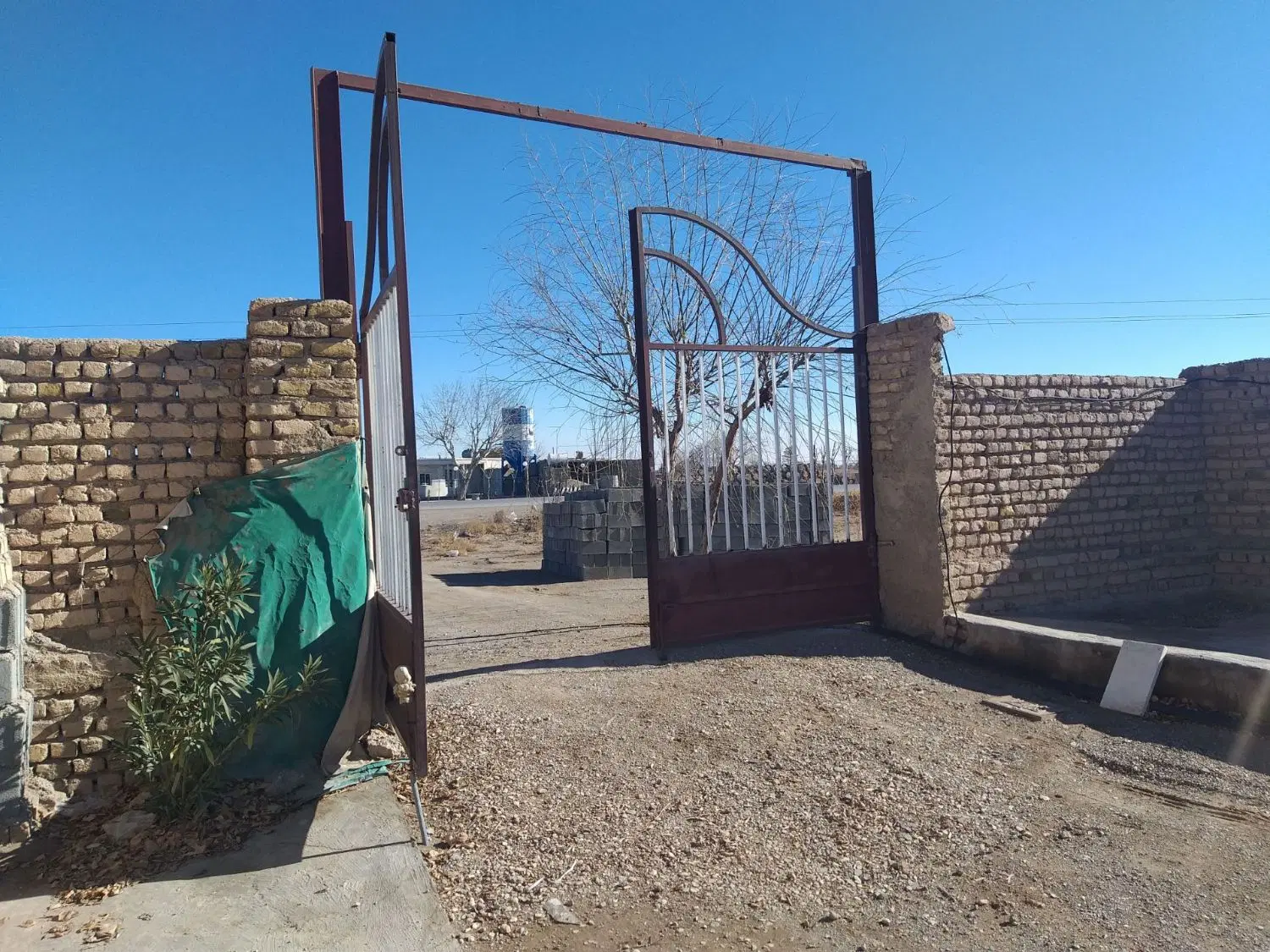چهار دیواری عقب نشینی شده