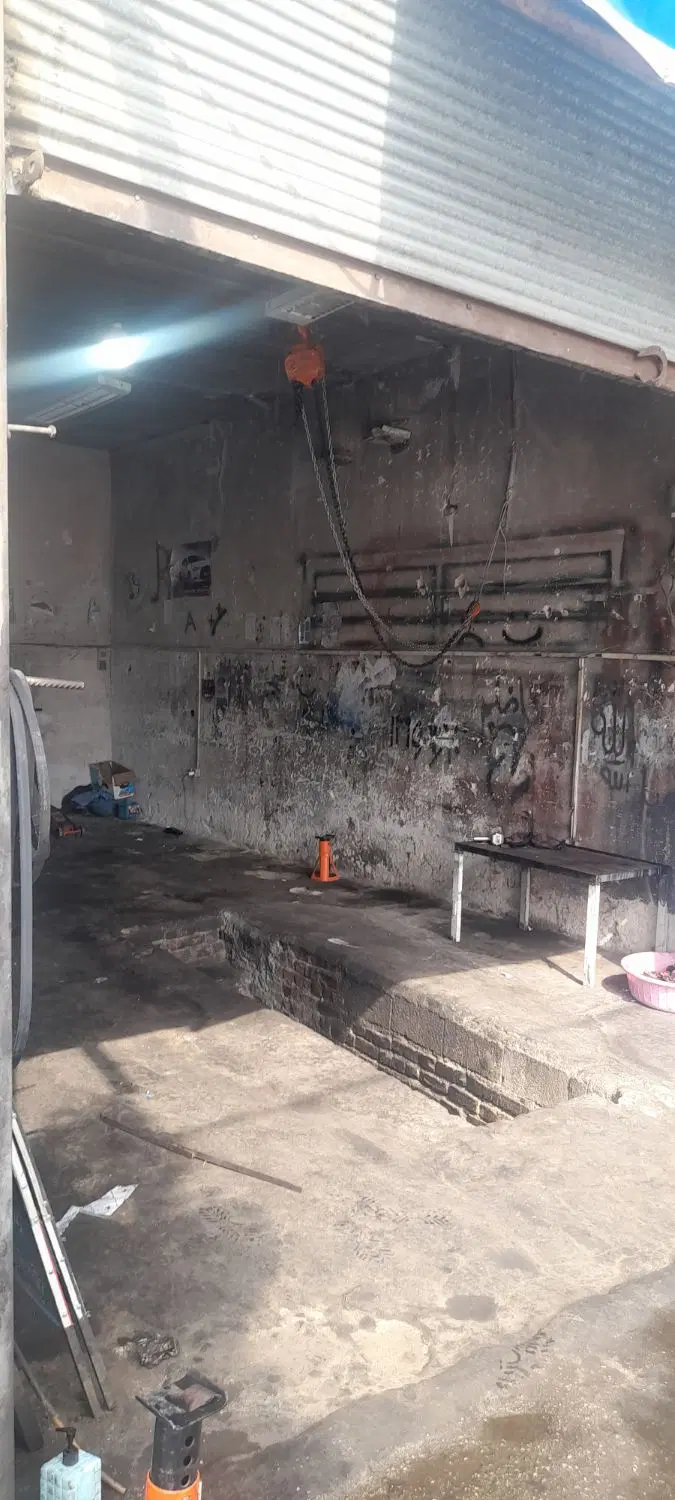 مغازه برخیابان حکیم نظامی