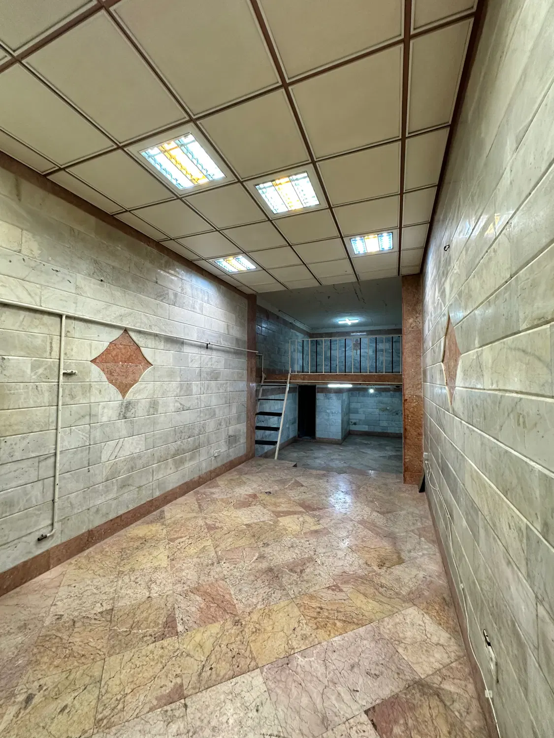 اجاره مغازه ۴۶ متری اندیشه فاز یک ۱۲ شرقی