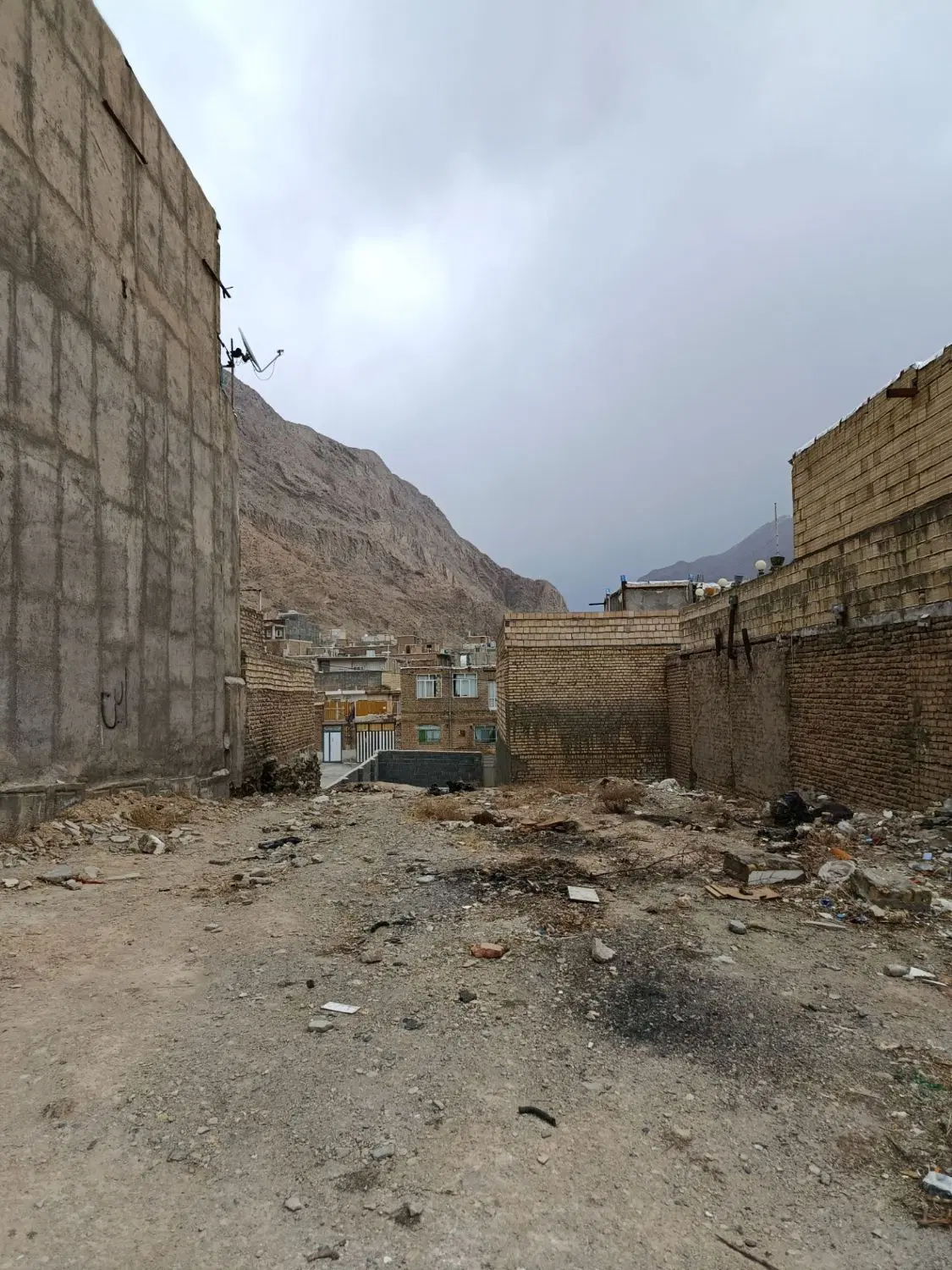 زمین در ازناو