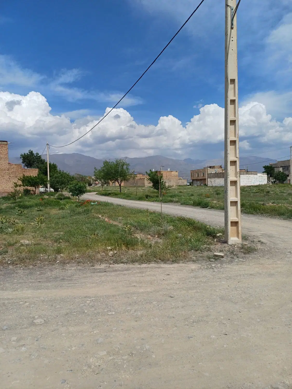 زمین حاشیه میلان ۱۴متری نور شرقی
