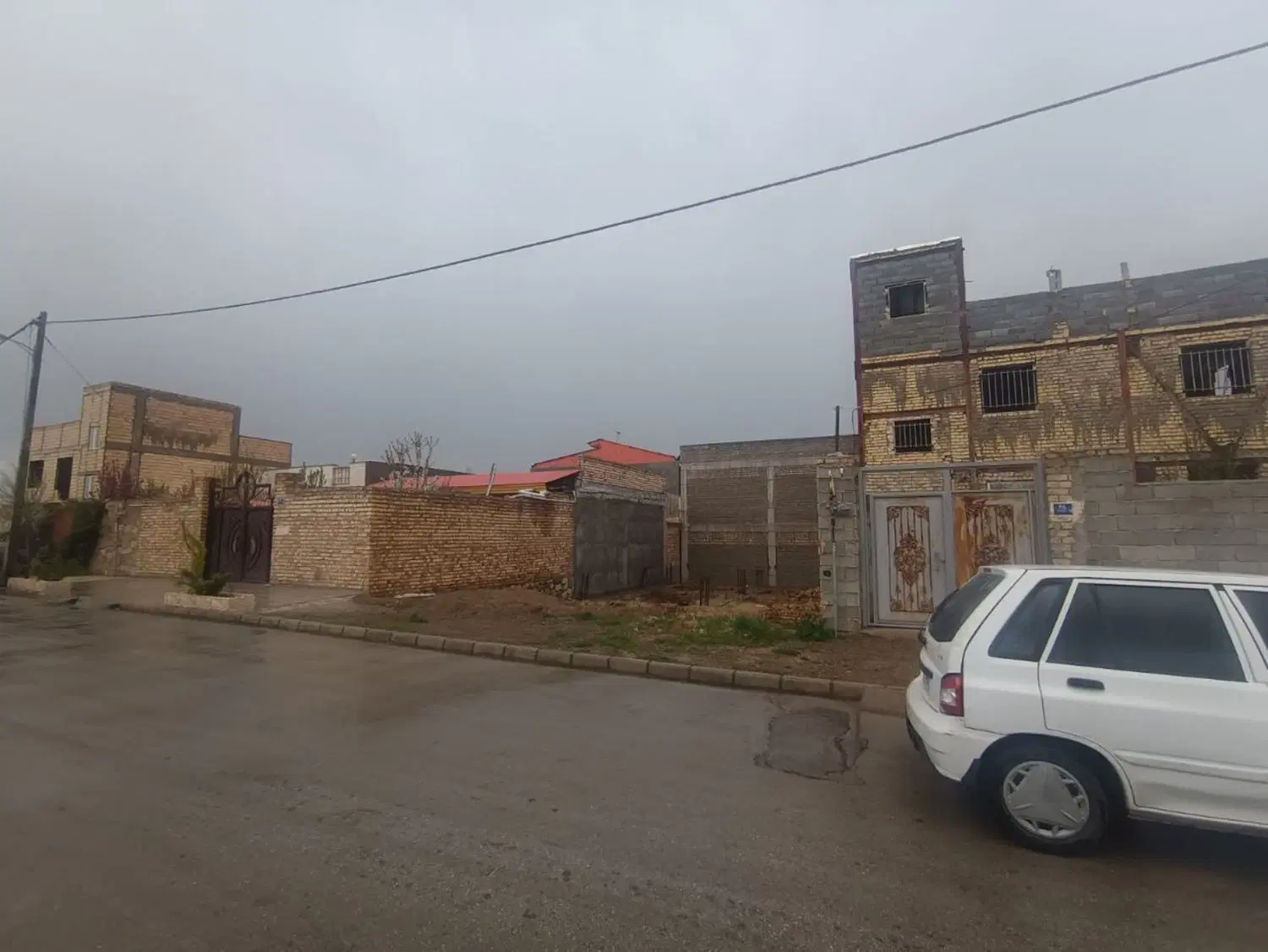 ۲۰۰ متر زمین ۳طرف محصور با بنا