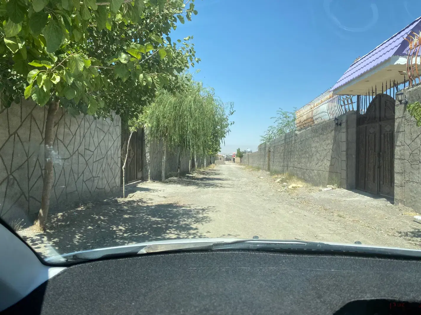 زمین دور دیوار درب ۷۰۰متر
