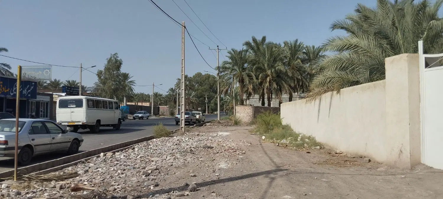 زمین لب خیابان