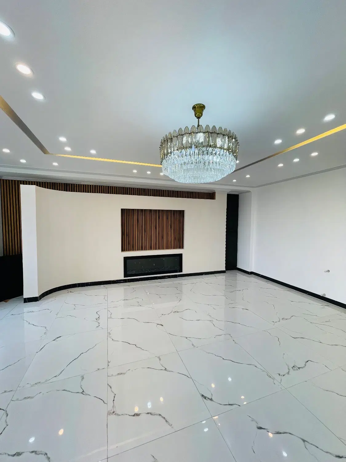 ویلا با ۴۵۰ متر بنا سنددار چهار خواب استخردار