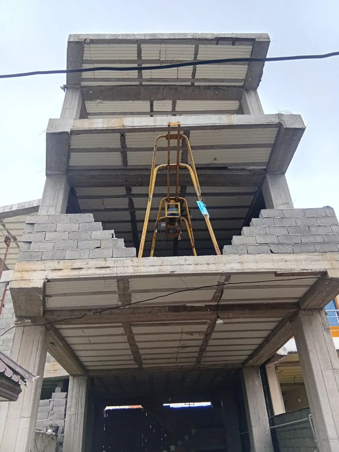 آپارتمان نیمه کاره