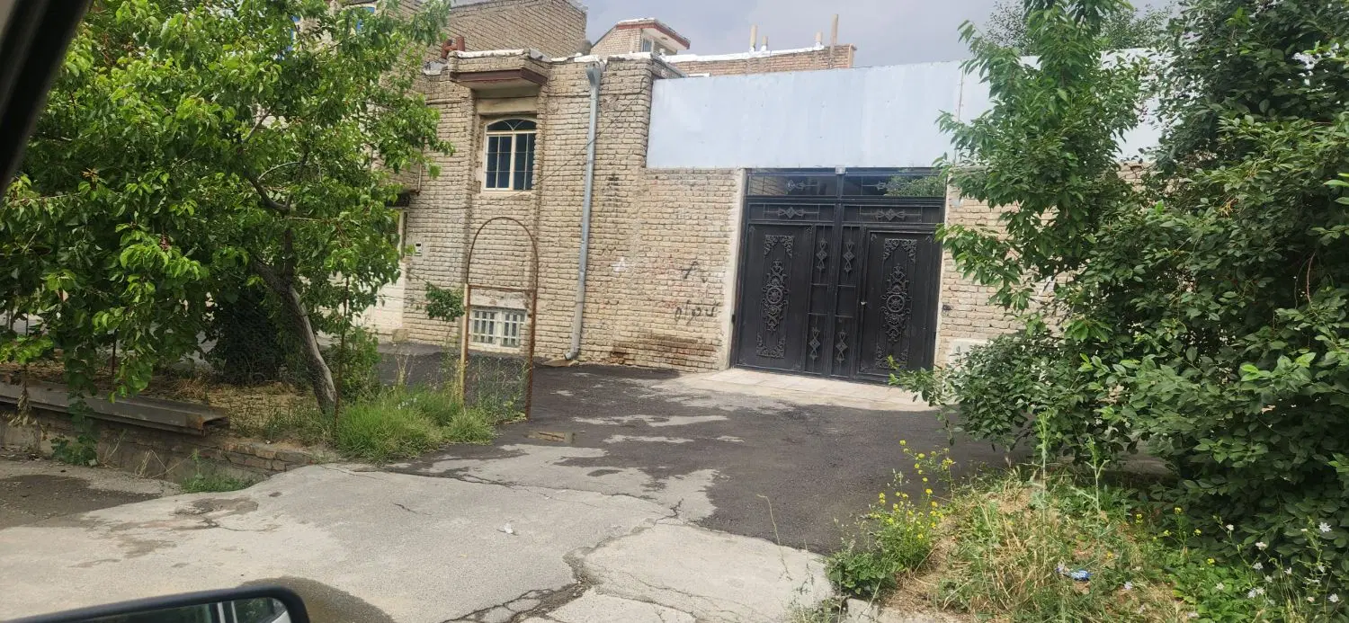یه حیاط کلنگی به مساحت ۲۹۰به فروش میرسد