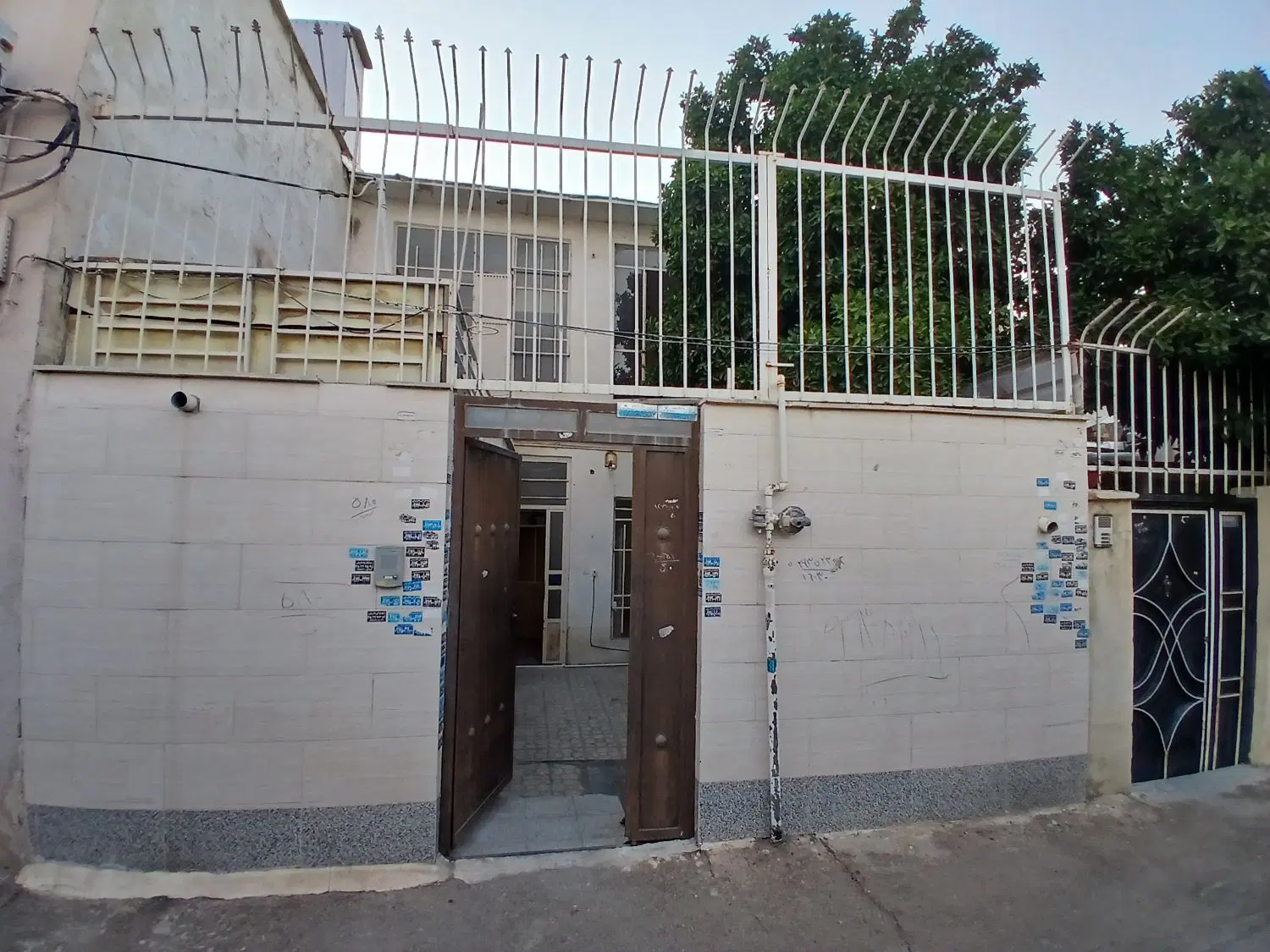 حیاطی داخل شهر
