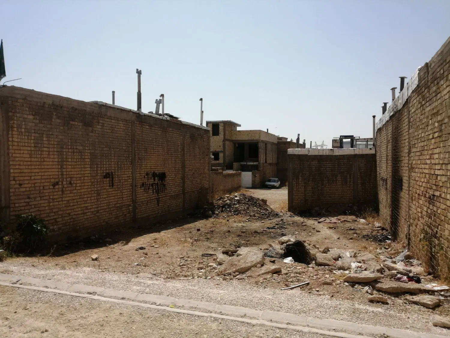 زمین صندوقی ۱۳۵ متری بالای جاده