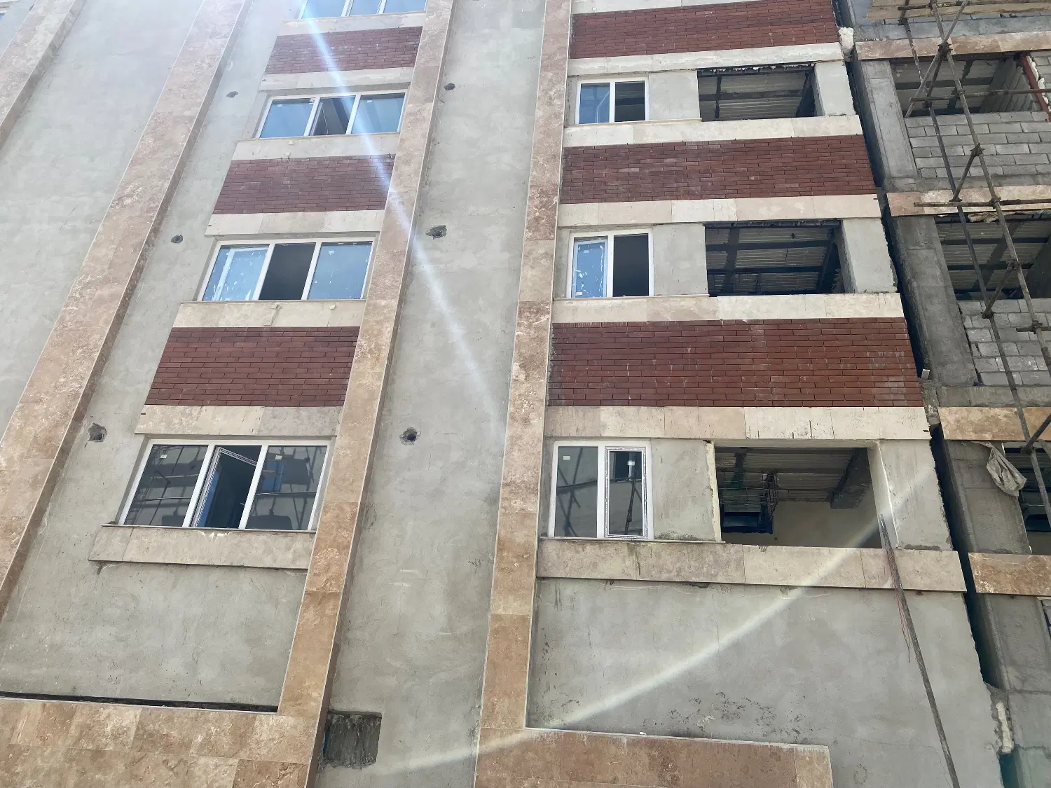 اپارتمان ۹۵ متری با پارکینگ و انباری