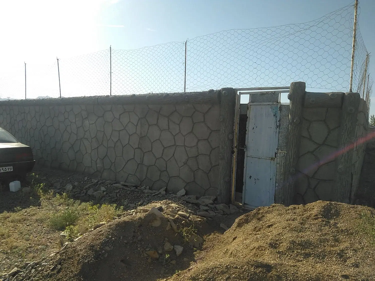 زمین دور دیوار ۵۰۰ متری بالای دیوار فنس کشی