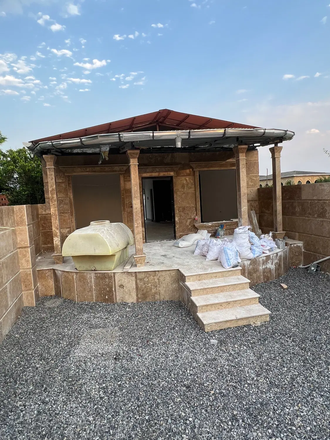۳۸۵ متر ویلای کلید نخورده و نوساز با حیاط بزرگ