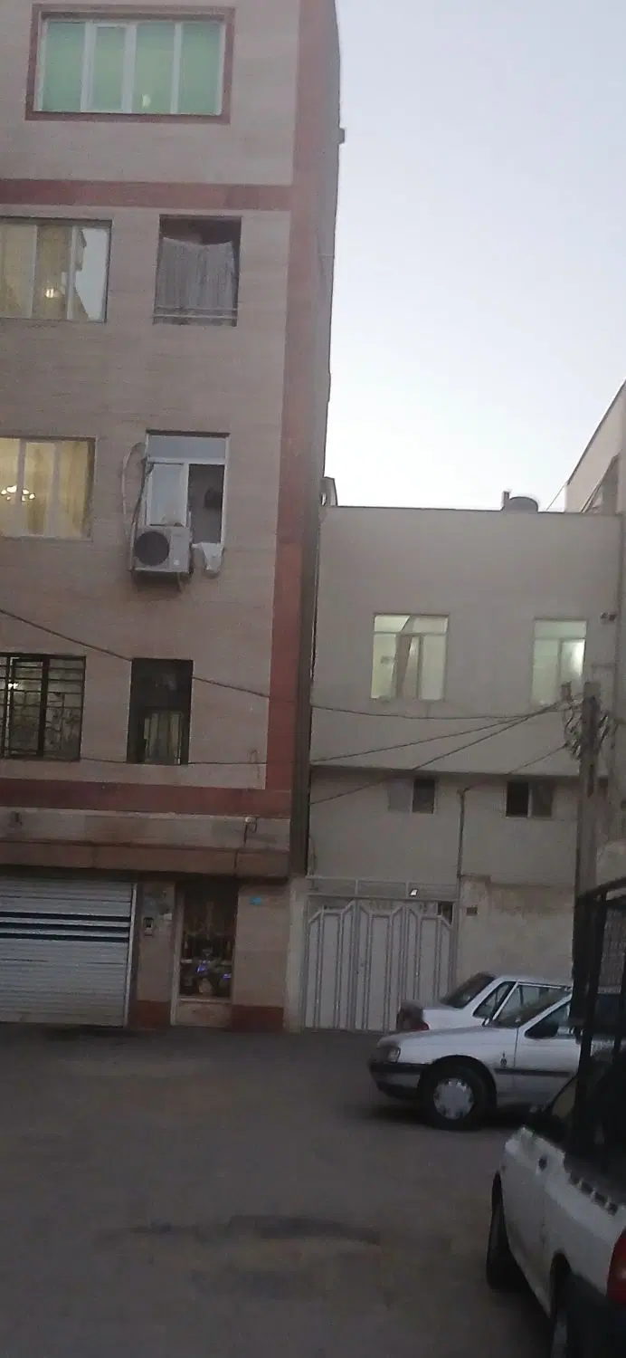 پارکینگ آپارتمان جایی یه ماشین