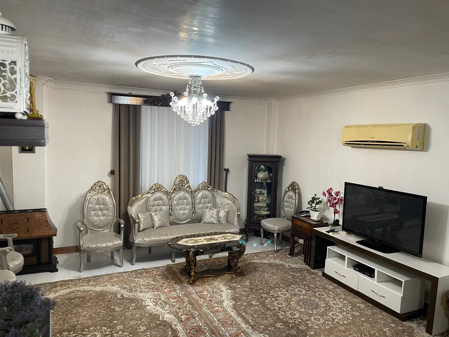 فروش واحد ۹۳ متری خوش نقشه آسانسوردار