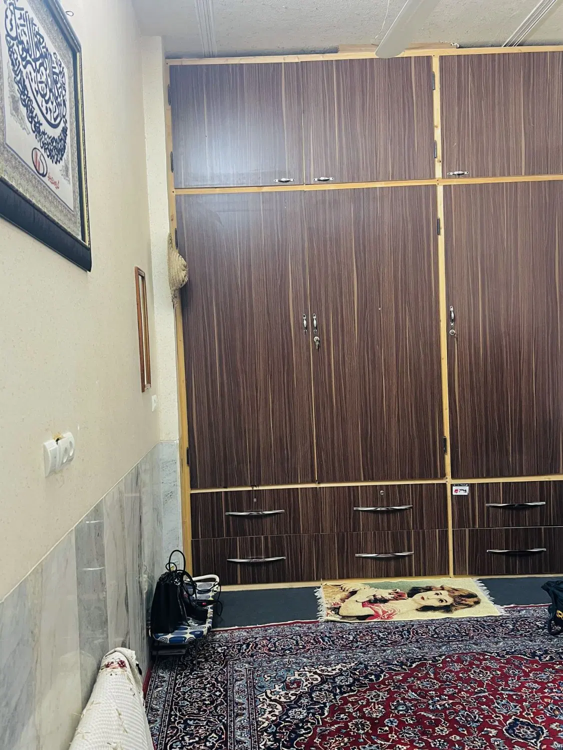 ترجیحا بومی یزدی باشند.