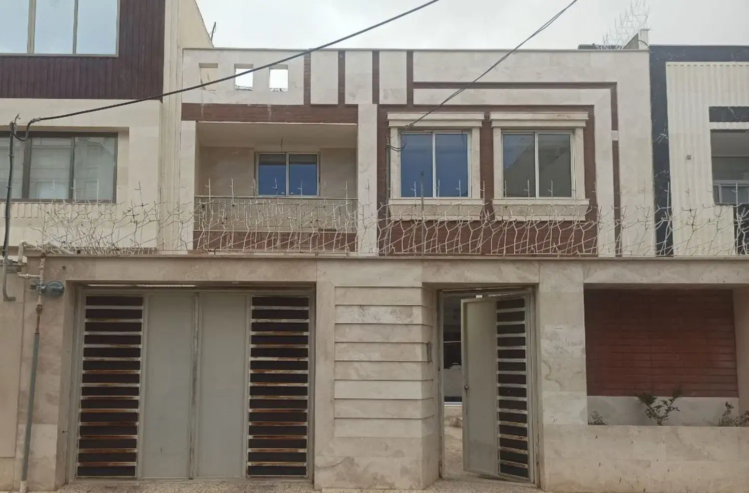 ساختمان دو طبقه