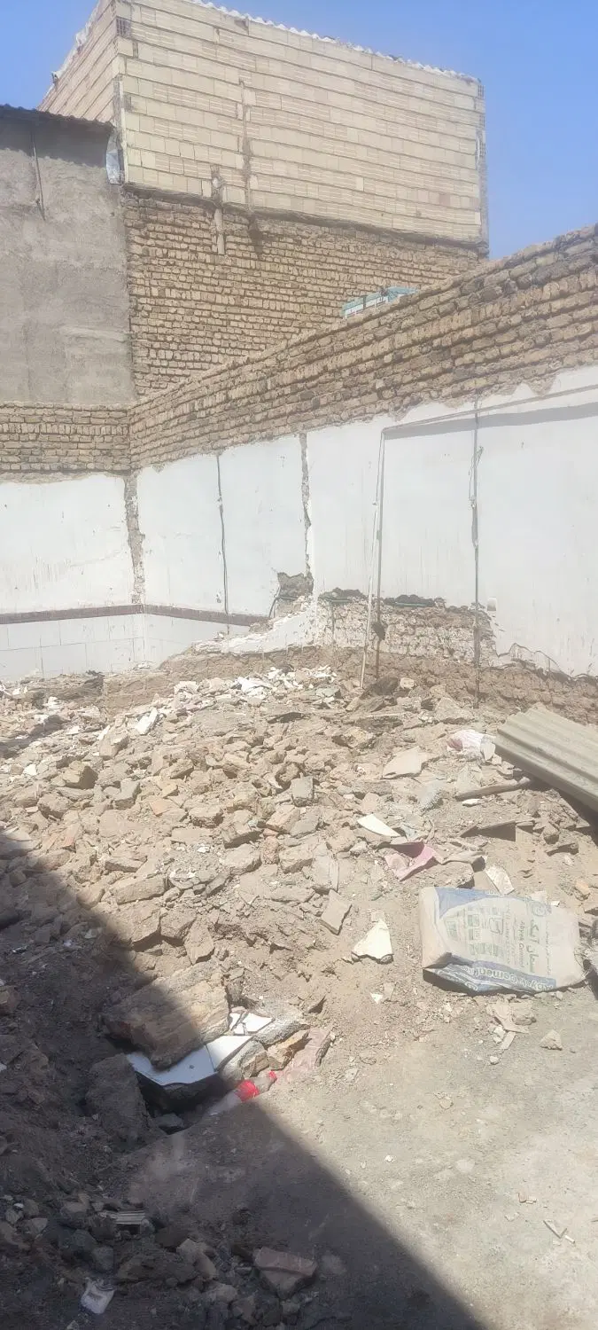 زمین چهار دیواری با انشعابات به فروش میرسد