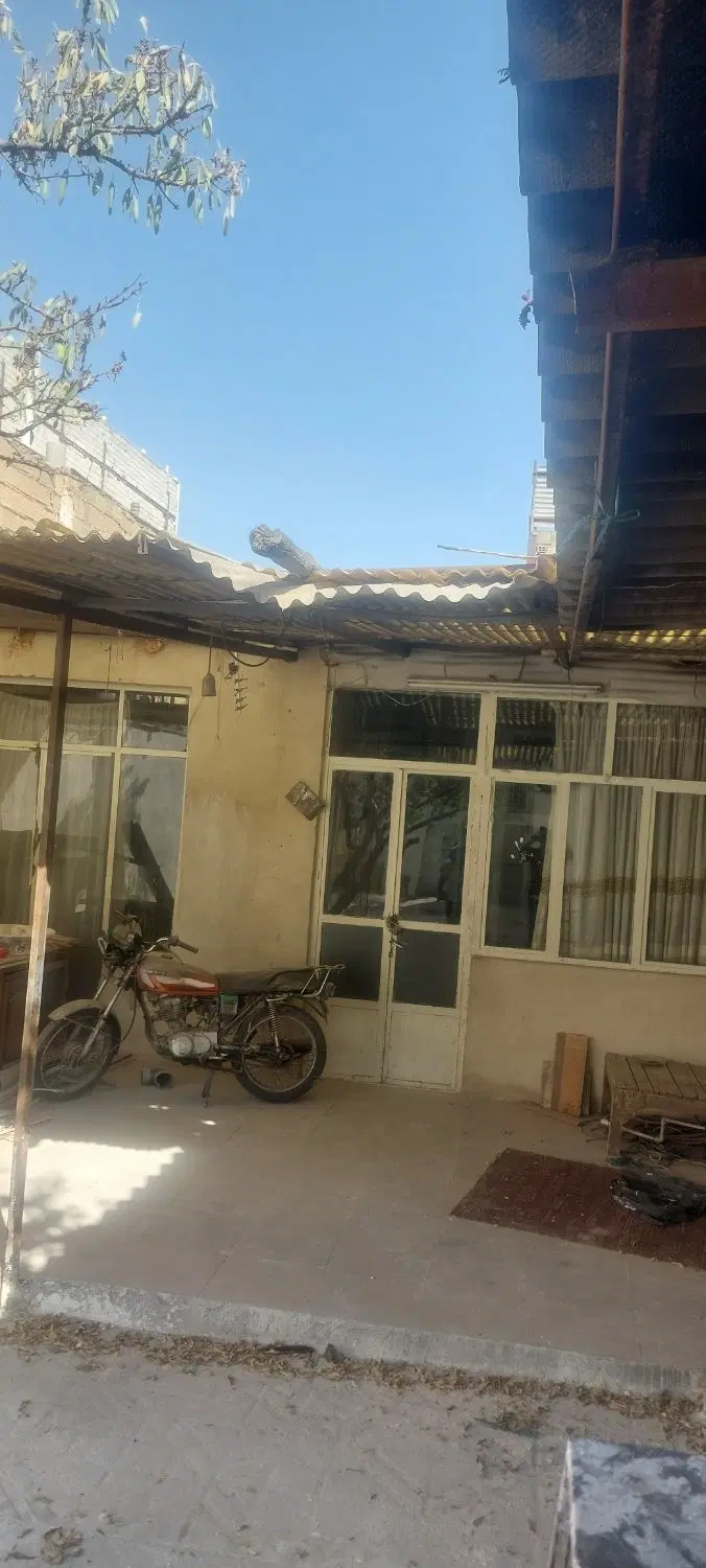 ۳۰۰ متر ملک کلنگی و جهت  انبار و کارگاه وتولیدی