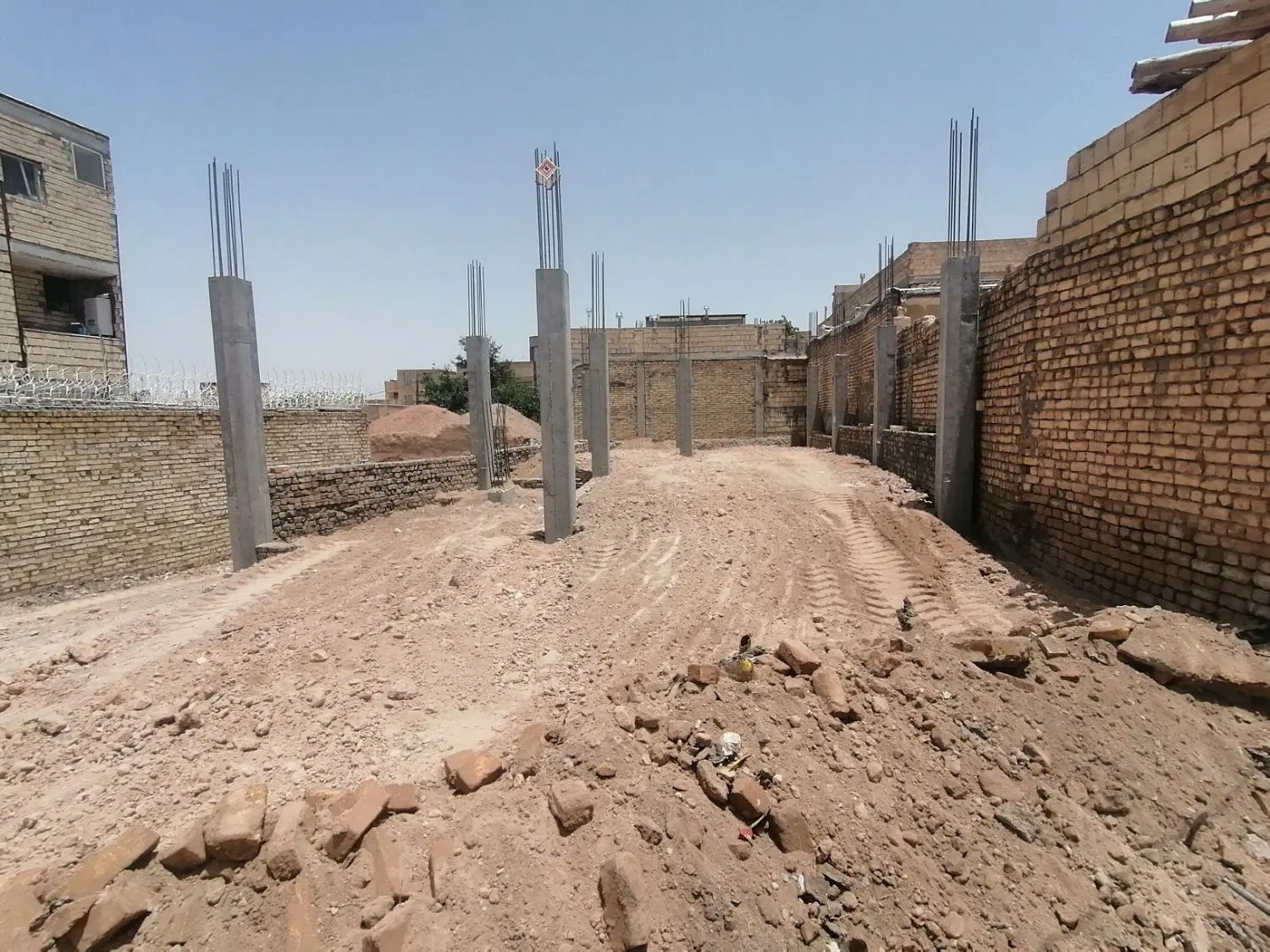 زمین نیمه ساخت در سده لنجان