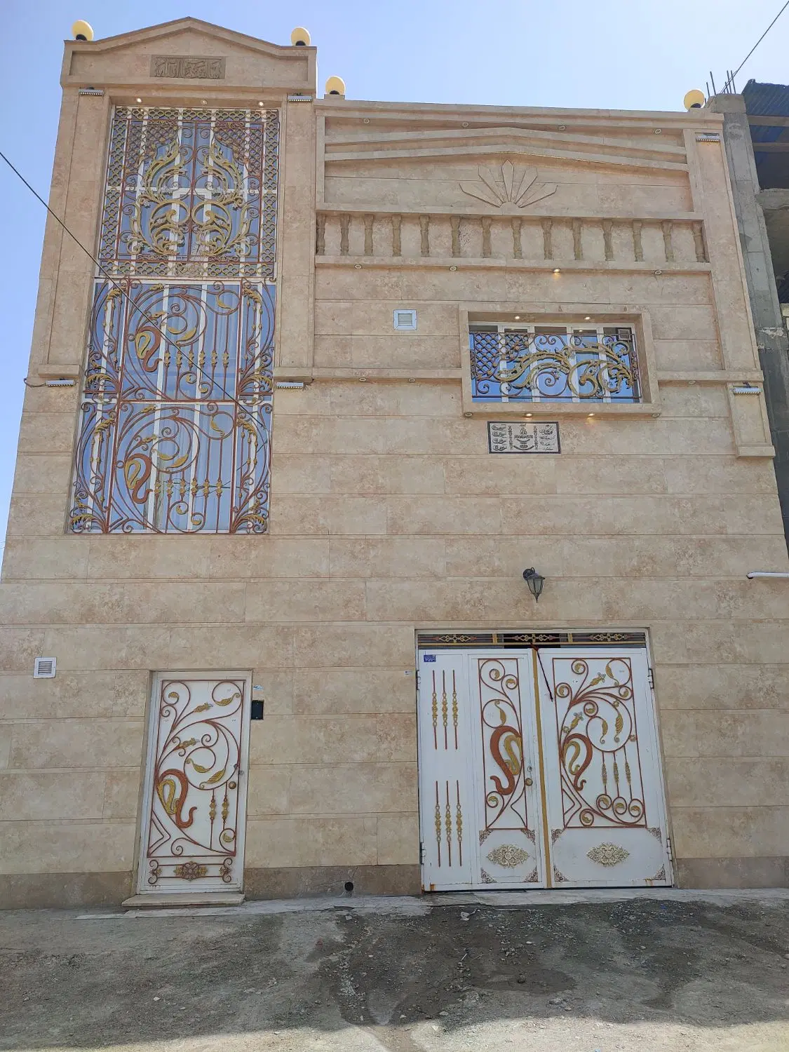 خانه دوطبقه نقلوک خیابان سرباز 12 وسط کوچه