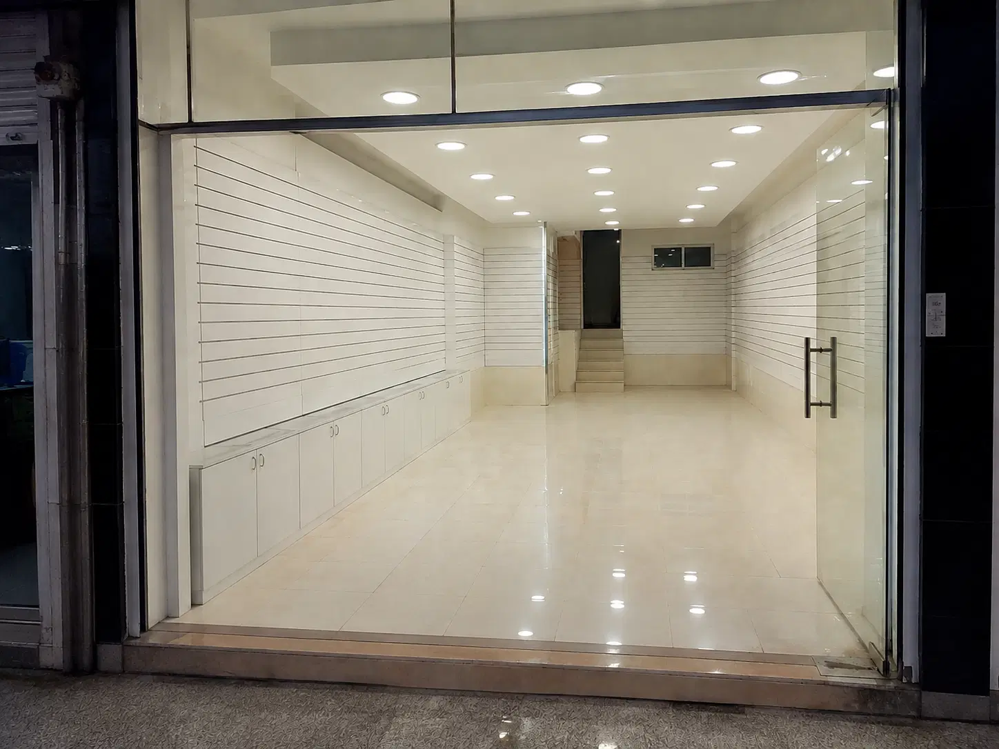 مغازه پاساژ کویتی‌ها طبقه بالا دهنه اول