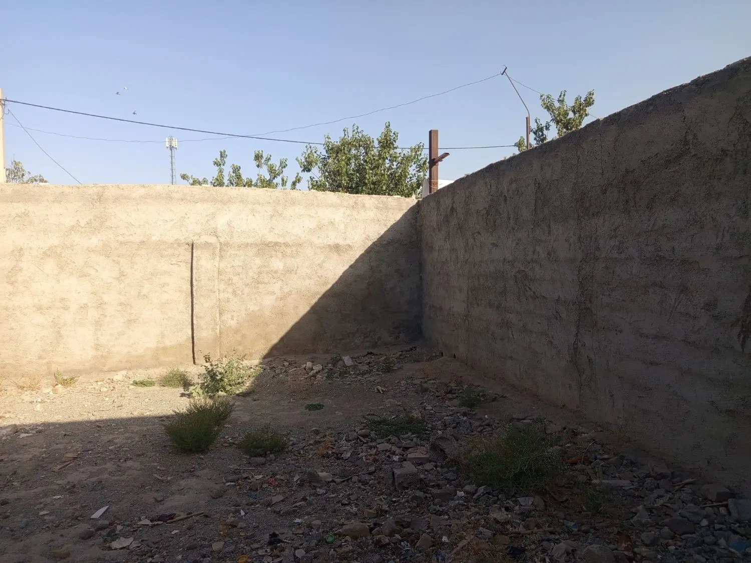 زمین چهار دیواری