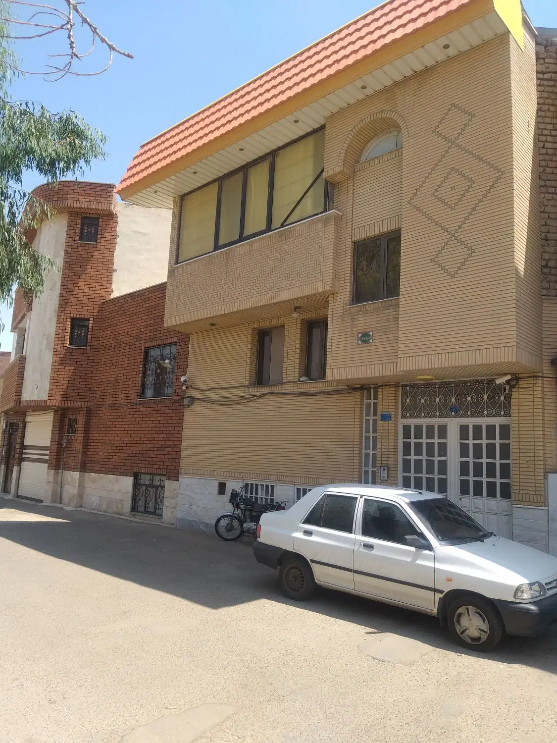 3 طبقه مسکونی یک مغازه تجاری