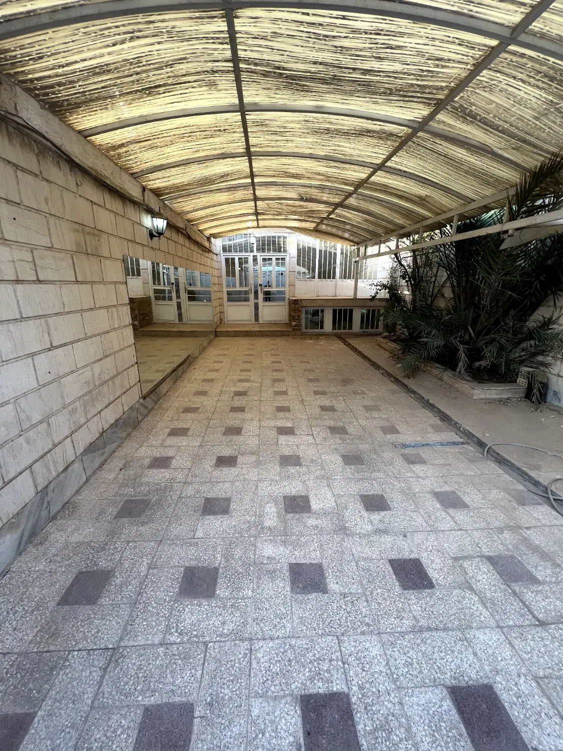 ویلایی دربست همکف و زیرزمین خیابان عزیزی
