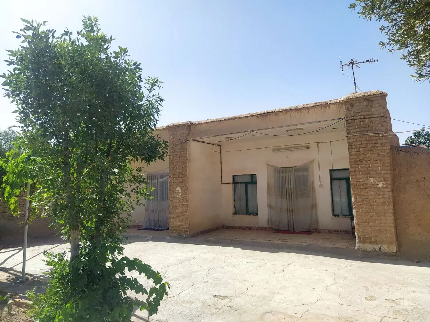 فروش یا رهن و اجاره 1400متر خانه روستایی
