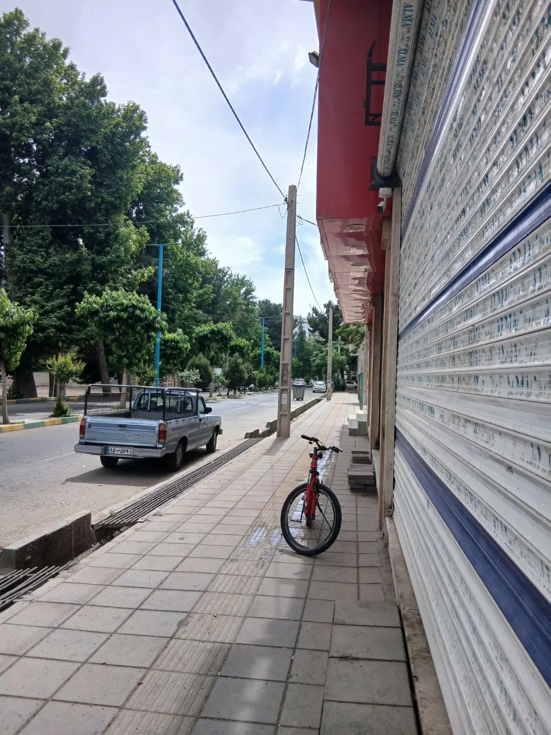 مغازه ۱۰۰ متری ارتفاع ۶ متر