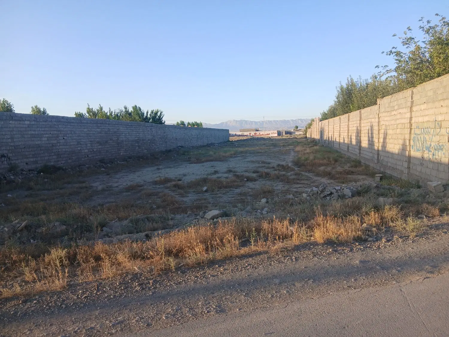 زمین دو طرف دیوار مناسب ویلا دوطرف خیابان