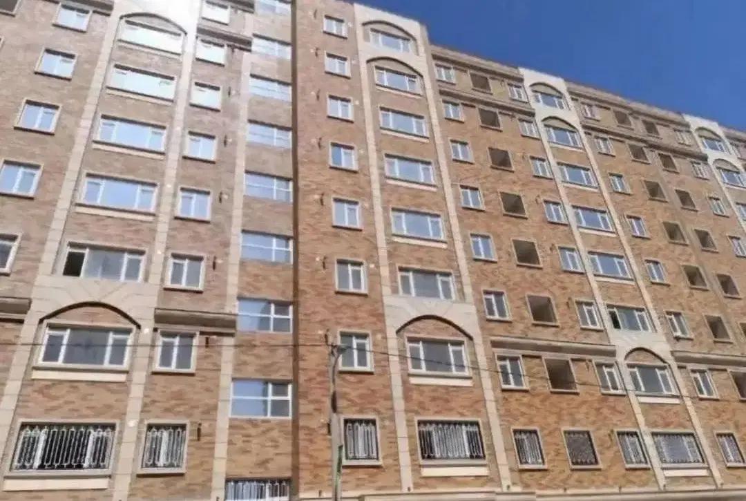فروش واحد مسکونی ۹۸متری ساختمان نما آجری قرمز سپاه