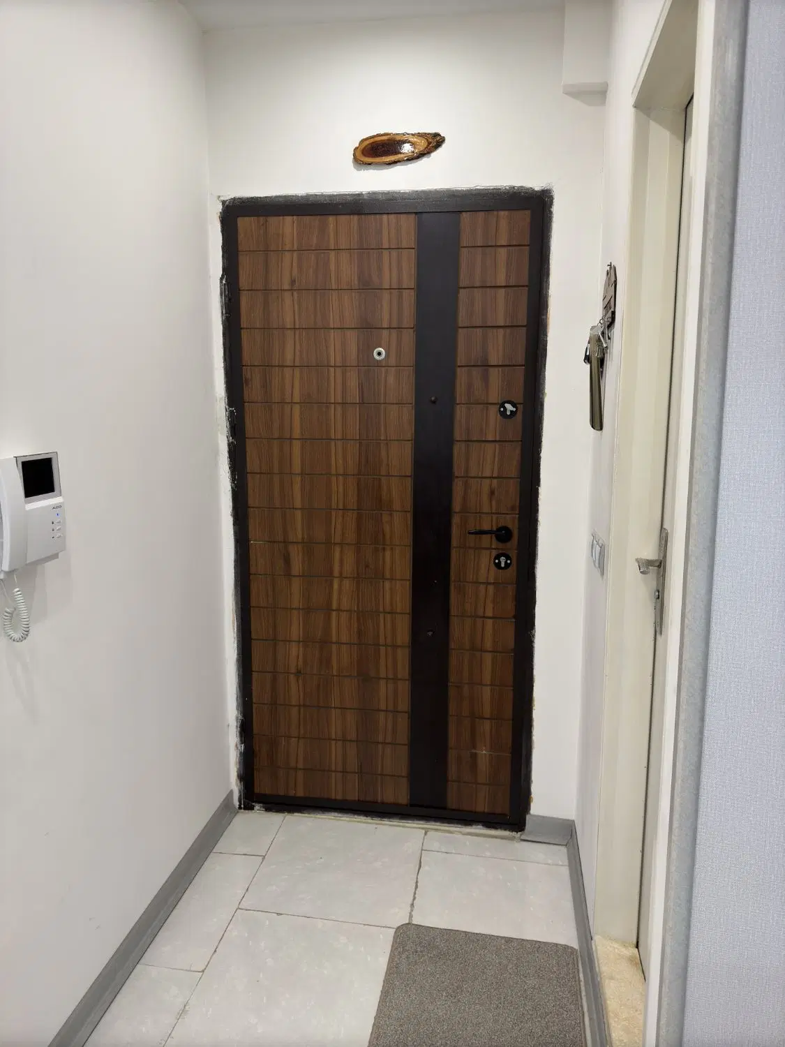 آپارتمان نوساز ۹۰ متری حصارک بالا
