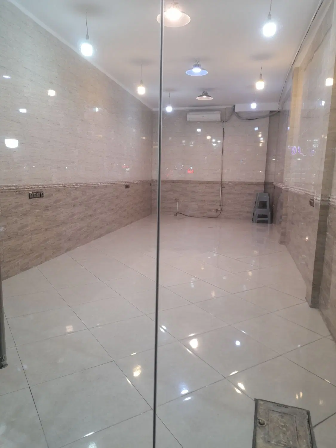 مغازه ۴۳ متری بر خیابان دانشگاه