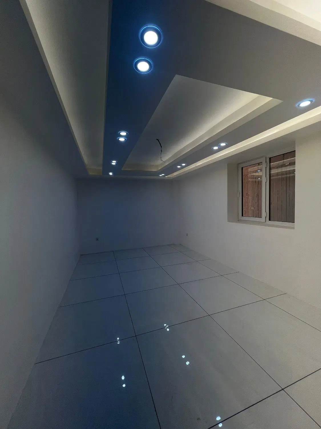 290 متر اداری و 15 متر مغازه تجاری