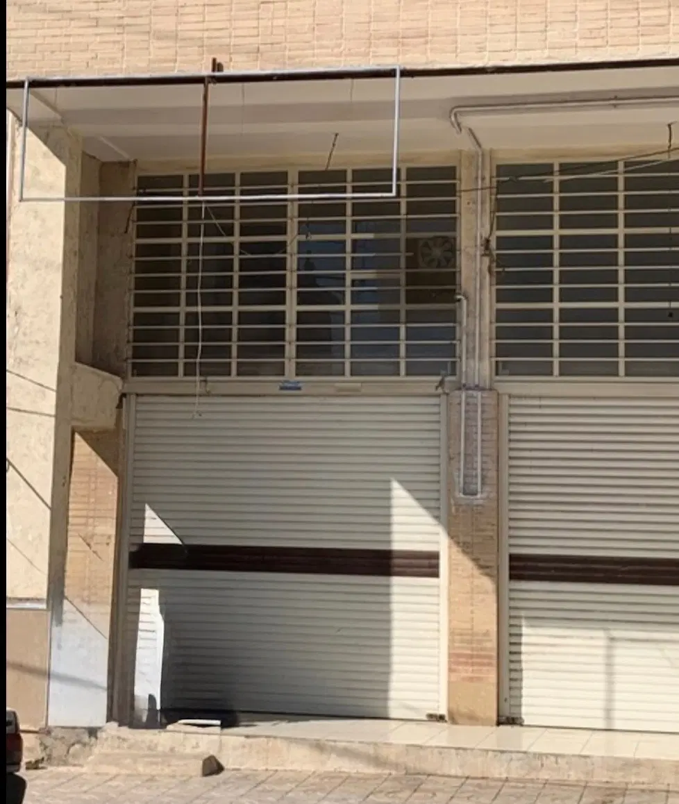مغازه تجاری  بر خیابان اصلی