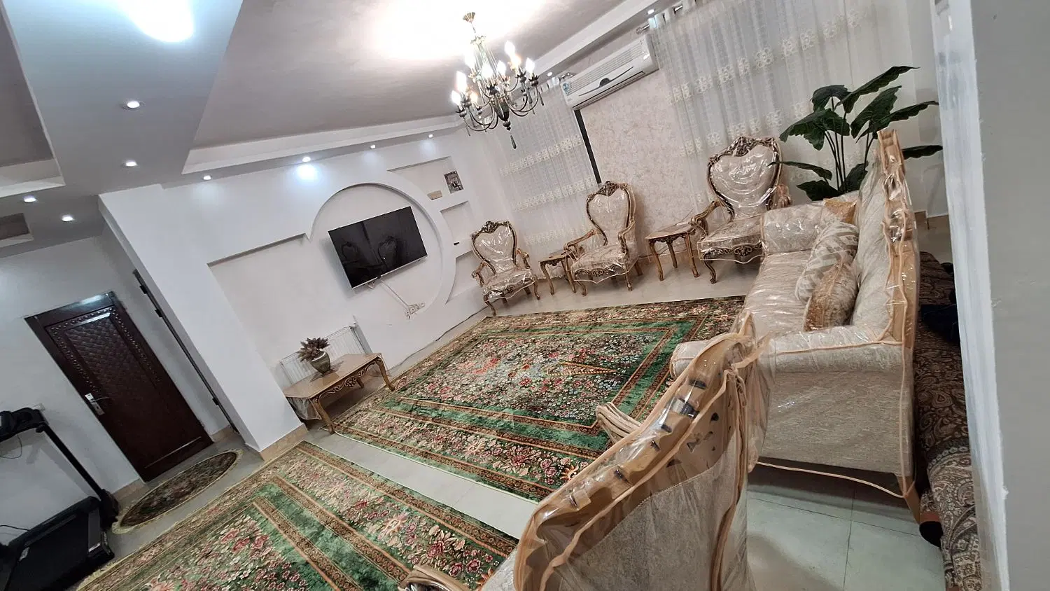 واحد ۱۳۰ متری  ۳ خواب خوش چیدمان *بلوار لاکان*