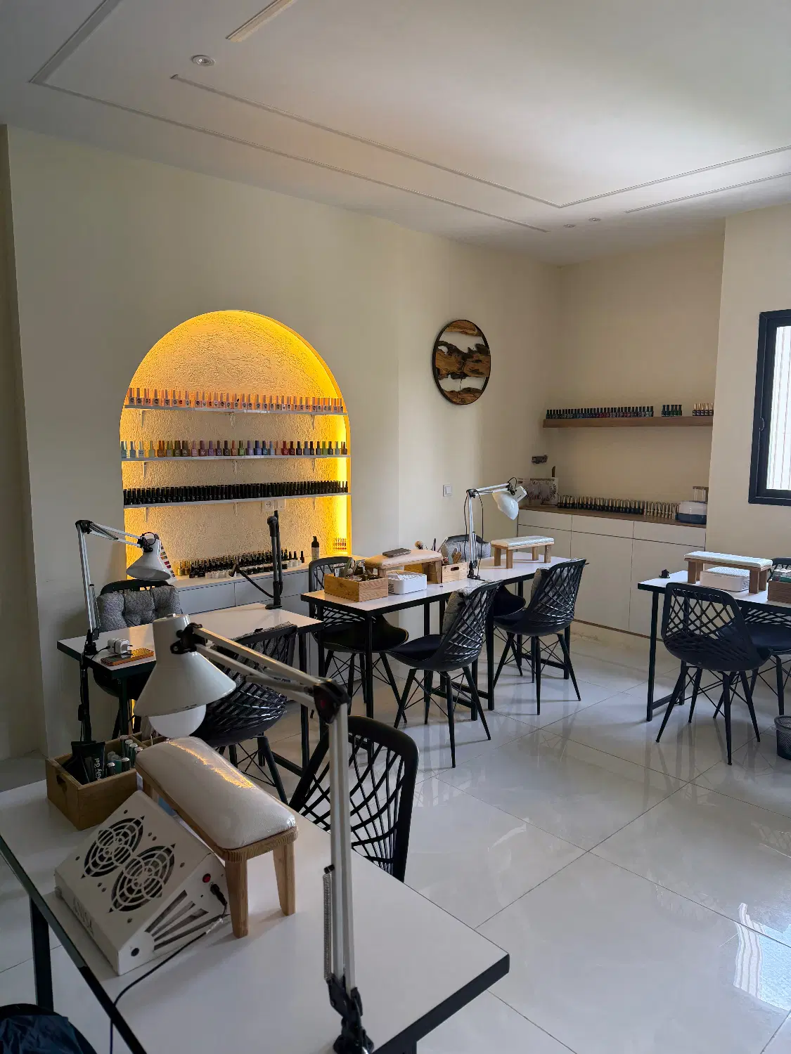 اجاره میز ناخن در لوکیشن عالی
