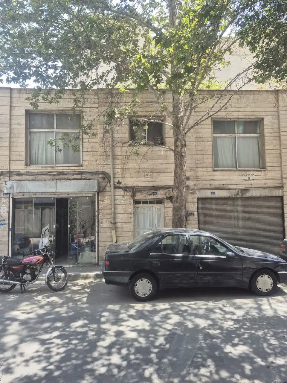 خانه کلنگی بر ۱۱ متر با دو باب مغازه