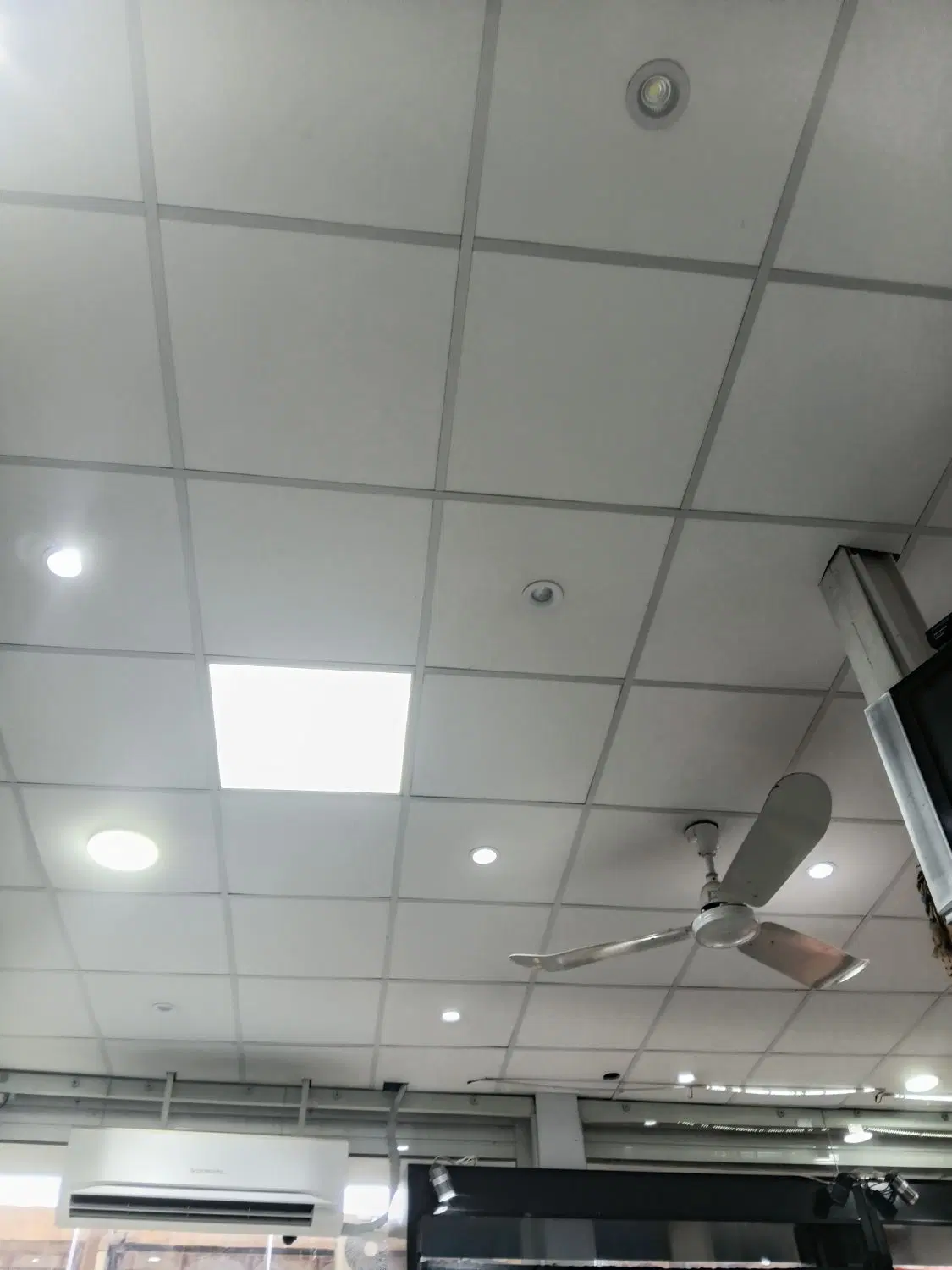 یک باب مغازه در اهرم بازار مهدیه 43 متری