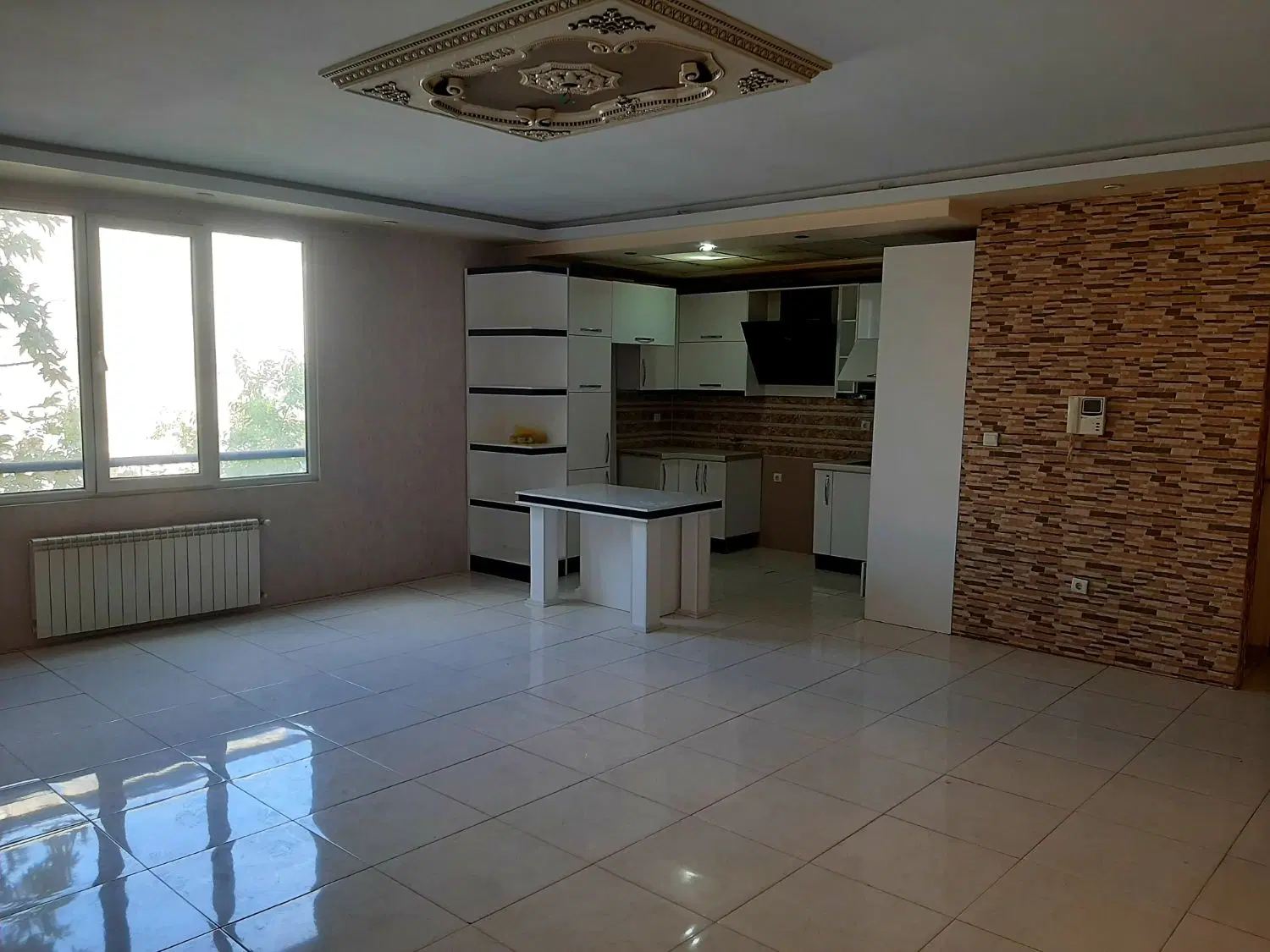 ۹۳ متر، فول امکانات