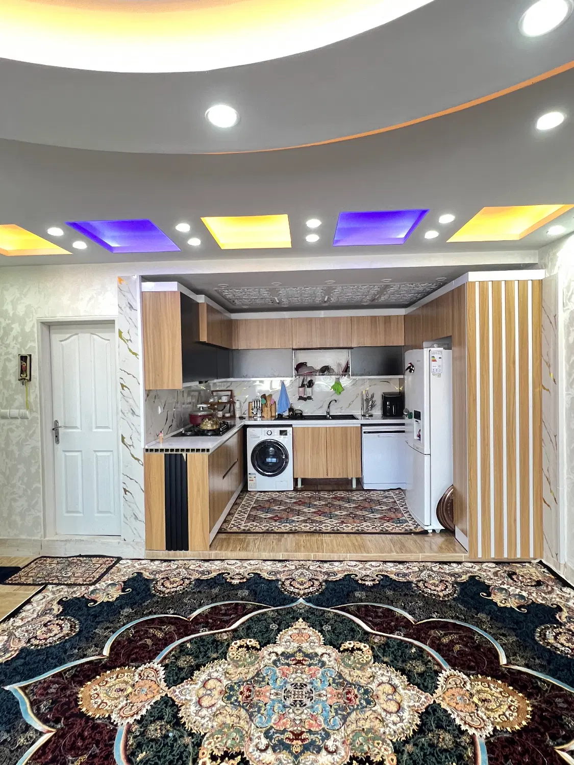 ۱۰۰ متر آپارتمان(پارکینگ مسقف-پذیرایی بزرگ)