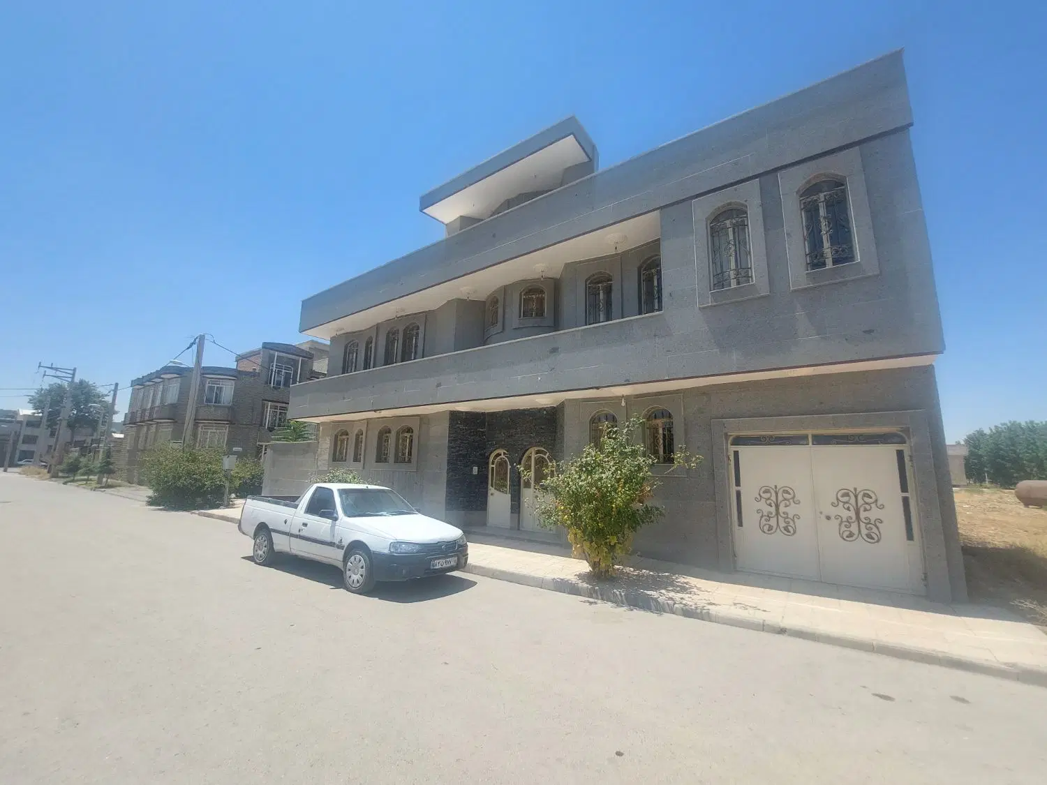 حیاط ویلایی  دوطبقه وصال
